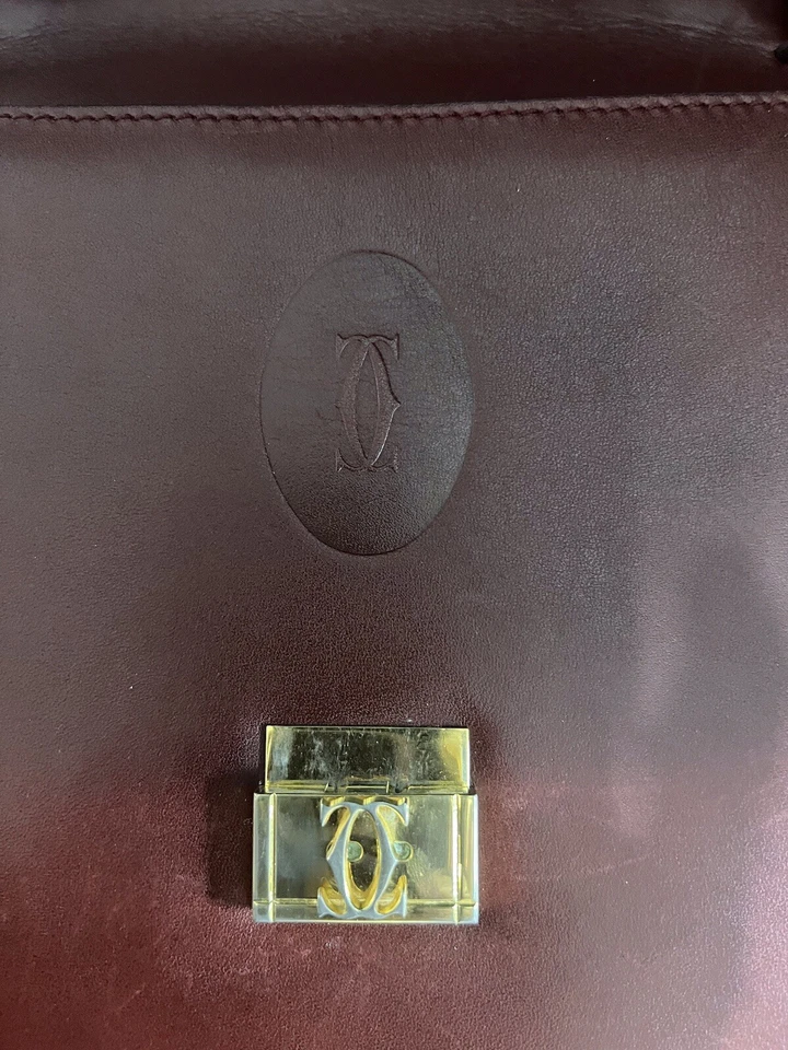 Bolso de mano de cuero CARTIER, burdeos, con correa de hombro de cadena dorada Foto 4 de 4