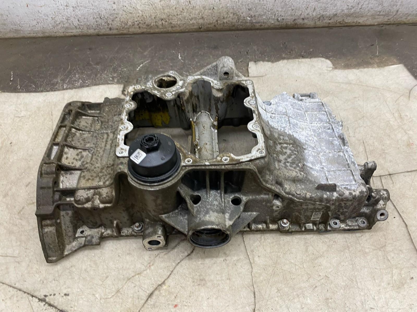 2020-2025 ASTON MARTIN DBX OEM 4.0L UPPER ENGINE OIL PAN 1770108904