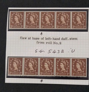 GB QE II 1958 65 SG 543B 2D STRIPS OF 5 WITH FLAW AT BASE OF DAFF STEM U/MINT