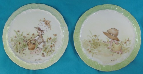 2 antike Porzellan Plaketten, Mädchen im Garten handbemalt Volkskunst Teller C Forbus - Bild 1 von 5