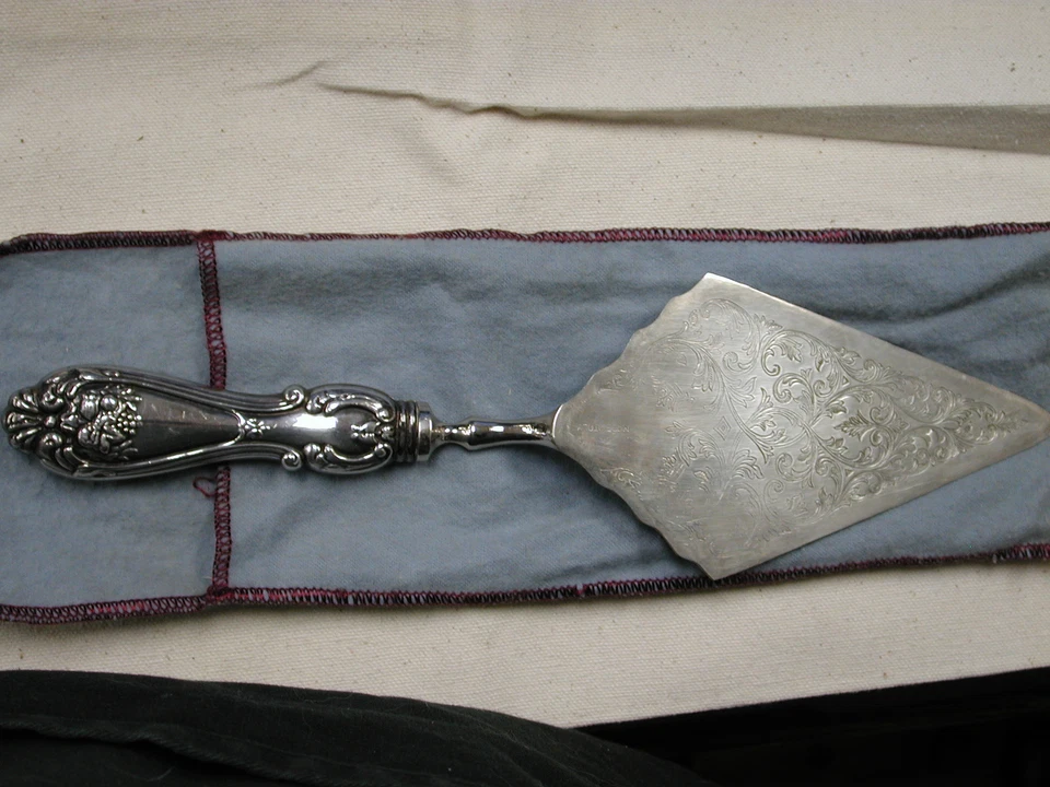 Servidor de torta Repousse uvas scrollwork prata esterlina feito na Itália 11" 1/2 - Imagem 4 de 4