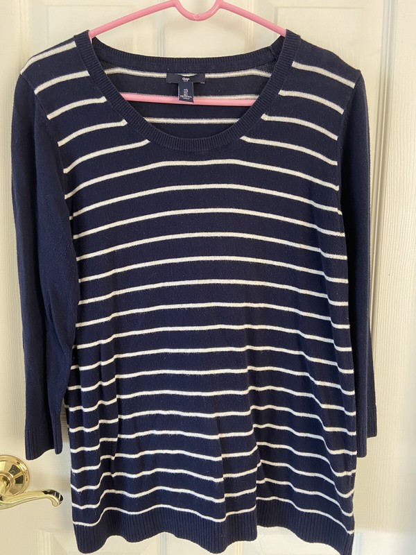 WOMEN’S NAVY AND WHITE STRIPED PULLOVER TOP W/ BLACK SLEEVES BY GAP-SIZE : LARGE