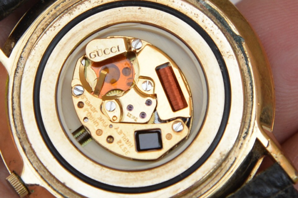 く*さ様 GUCCI 3000L ゴールド シルバー 時計 GUCCI クォーツ 腕時計 ゴールド シルバー - メルカリ