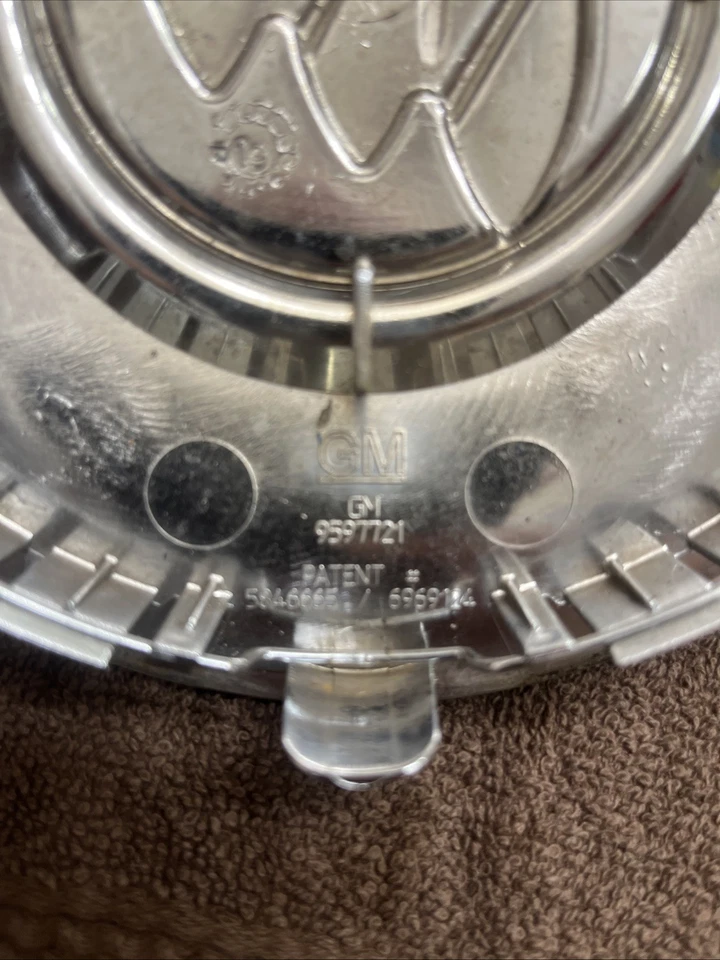 Tampa central Buick Enclave, cromada, 2011-2017 número da peça 9597721 01 - Imagem 3 de 4