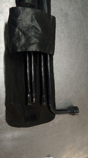 2004 CADILLAC ESCALADE Spare Tire Emergency Jack & Tools Set Kit 5933749