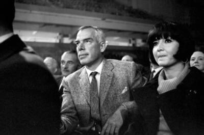 Brian London versus Cassius Clay Actor Lee Marvin watches the acti- Old Photo 1