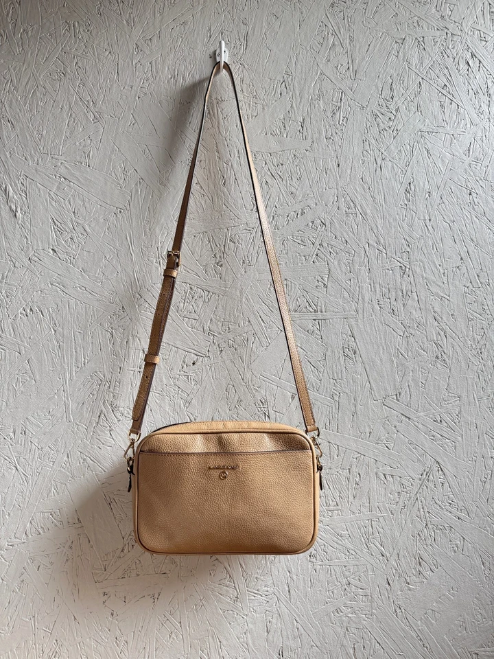 MICHAEL KORS Jet Set East West Bolso Bandolera Grande de Cuero Guijarro para Cámara -BEIGE Foto 3 de 4
