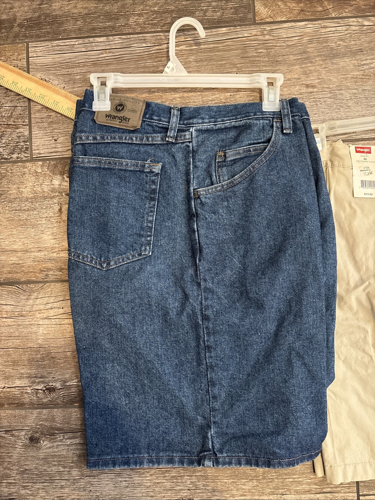 A Lot Of Two Wrangler Relaxed Fit Shorts Size 42 New Wave Tag thumbnail 3