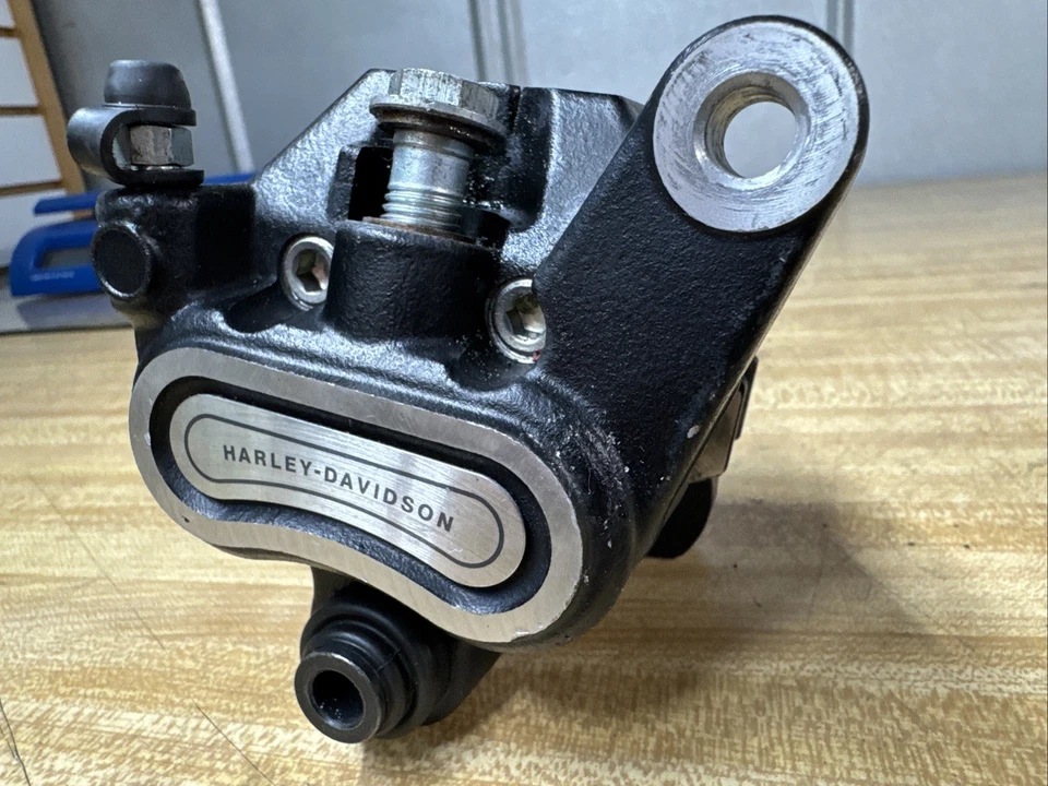 Conjunto de pinza de freno trasera Harley-Davidson DYNA SOFTAIL Fatboy 40908-08 Foto 3 de 4