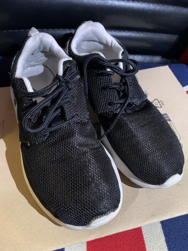 Nike Roshe Run Trainers Shoes Black White Size UK4.5 kids youth girls 599728-021 - Picture 3 of 9
