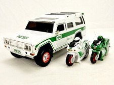 HESS Gasoline 2004 Die Cast Plastic Sport Utility Vehicle w/Motorcycles, DCT-36