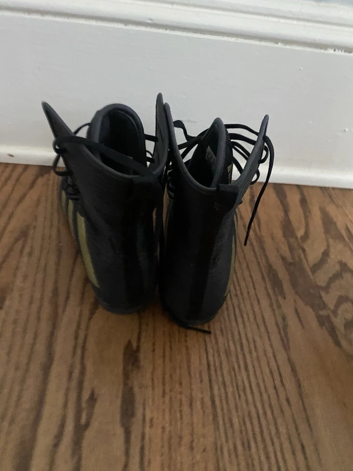 Zapatos de boxeo Adidas negros con rayas doradas para mujer Foto 2 de 4