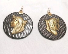 ORECCHINI EGIZI ORO GIALLO 18 KT PENDENTI  SU BASE TONDA IN PELLE LUCERTOLA