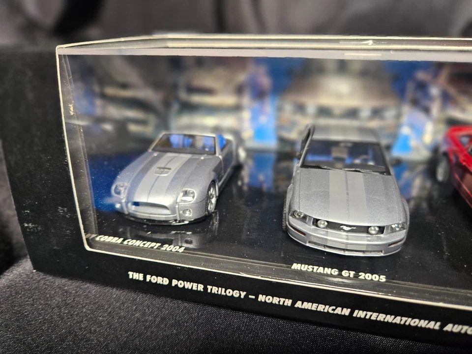 Pauls Model Art Ford Power Trilogy Auto Show 2004 escala 1:43 Inv. #3771 Foto 3 de 3