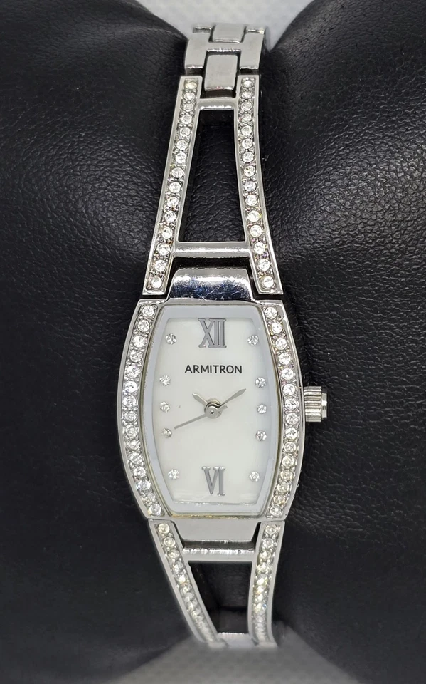 Женские часы Armitron белый циферблат серебристый корпус кристалл акцент браслет 04 - Изображение 2 из 4