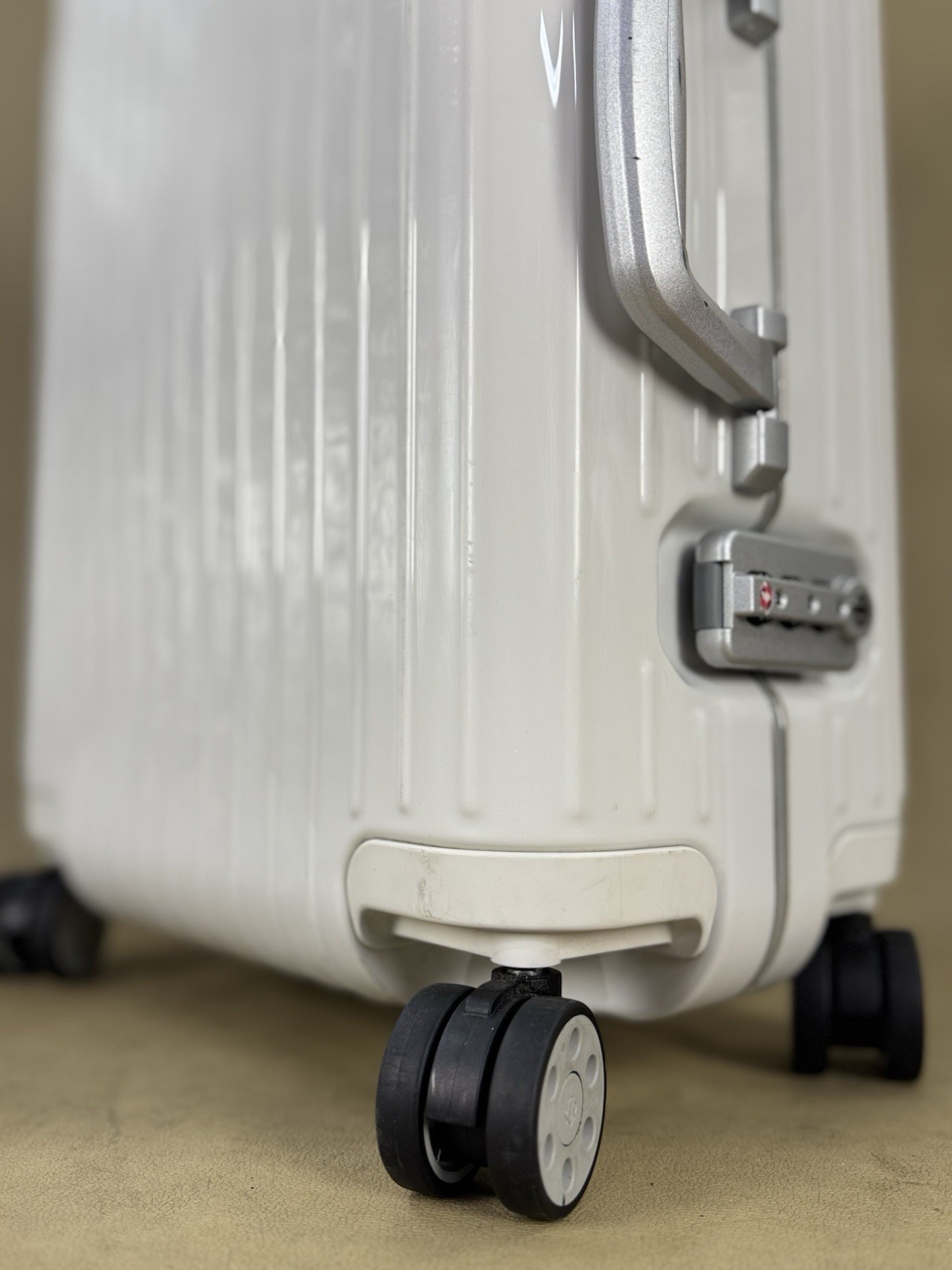 Rimowa Hybrid Cabin S All White Spinner Carry On Suitcase 88352664 $1125