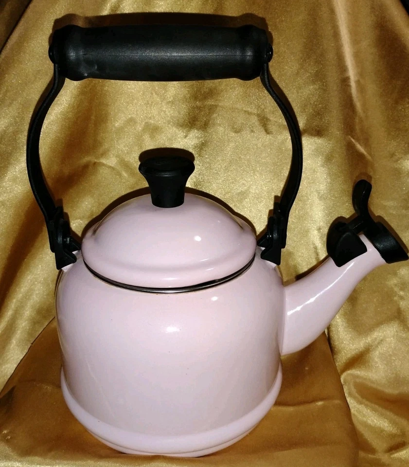Tetera LE CREUSET 1,25 Qt Esmalte en Acero Silbido Demi ROSA Foto 3 de 4