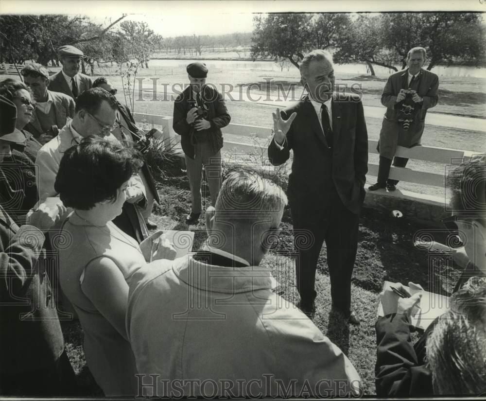 1966 Press Photo Lyndon Johnson speaks to crowd at LBJ Ranch in Texas