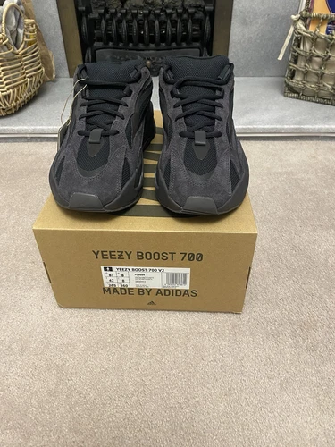 Taglia UK 8 (US 8.5) Adidas Yeezy Boost 700 V2 Vanta