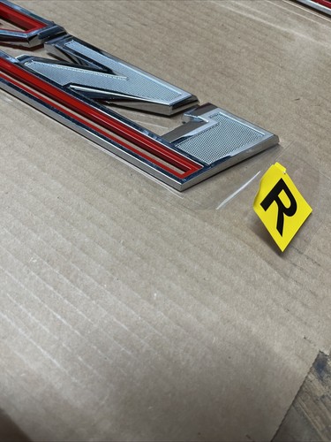 Emblemas GM Front Z71 usados (ROJO/CROMO UNO NEGRO BRILLANTE) parte #86533395. - Imagen 7 de 12