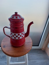 ANCIENNE CAFETIERE EMAILLEE EN TOLE ROUGE A DAMIER (LUSTUCRU ?)