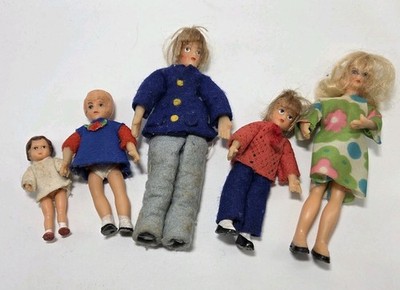 Vintage Rubber Doll House Family Lot Of 5 Man Woman Children Baby Clothing *ACC