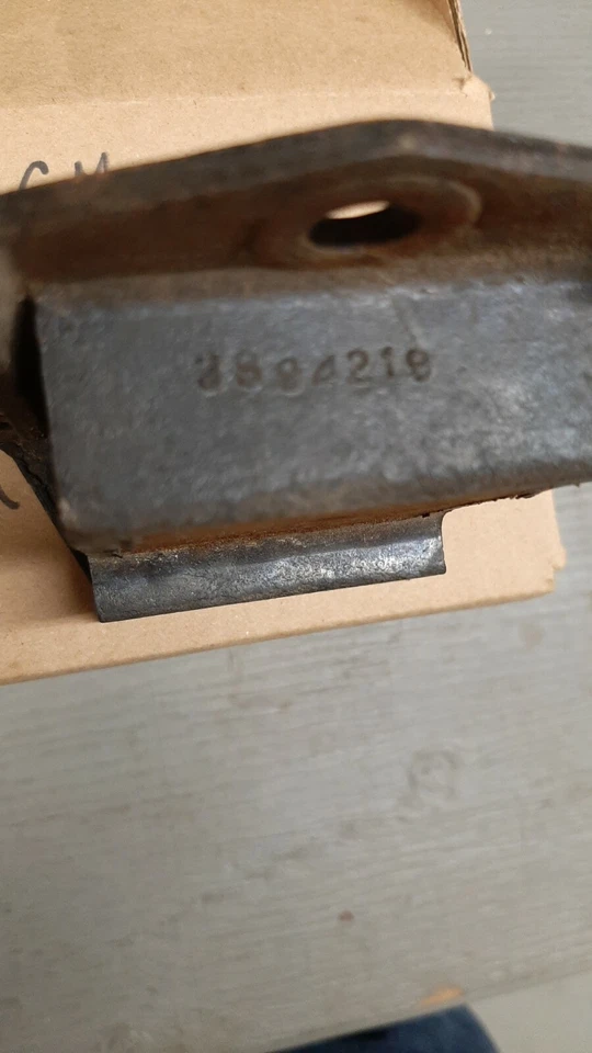 Camión Chevrolet 1969-72 y montaje del motor delantero Chevrolet Blazer 1968-72; GM# 3894219 Foto 2 de 2