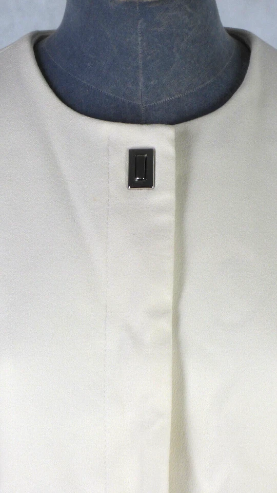 Blazer branco Zara cropped curto sob medida terno jaqueta sem colarinho botão de pressão - Imagem 2 de 4