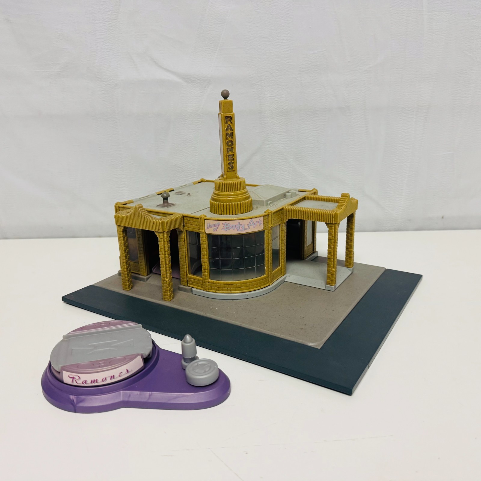 Disney Pixar Cars RADIATOR SPRINGS RAMONE'S HOUSE OF BODY ART SHOP 1:55 Diecast