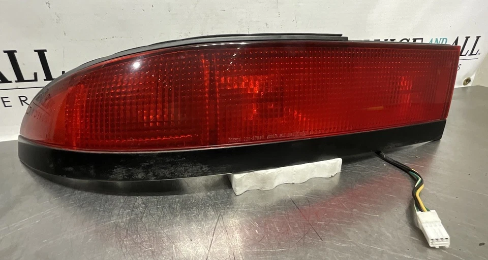 Juego de 2 luces traseras izquierda y derecha Dodge Stealth 1991-1996 molduras negras OEM Foto 2 de 4