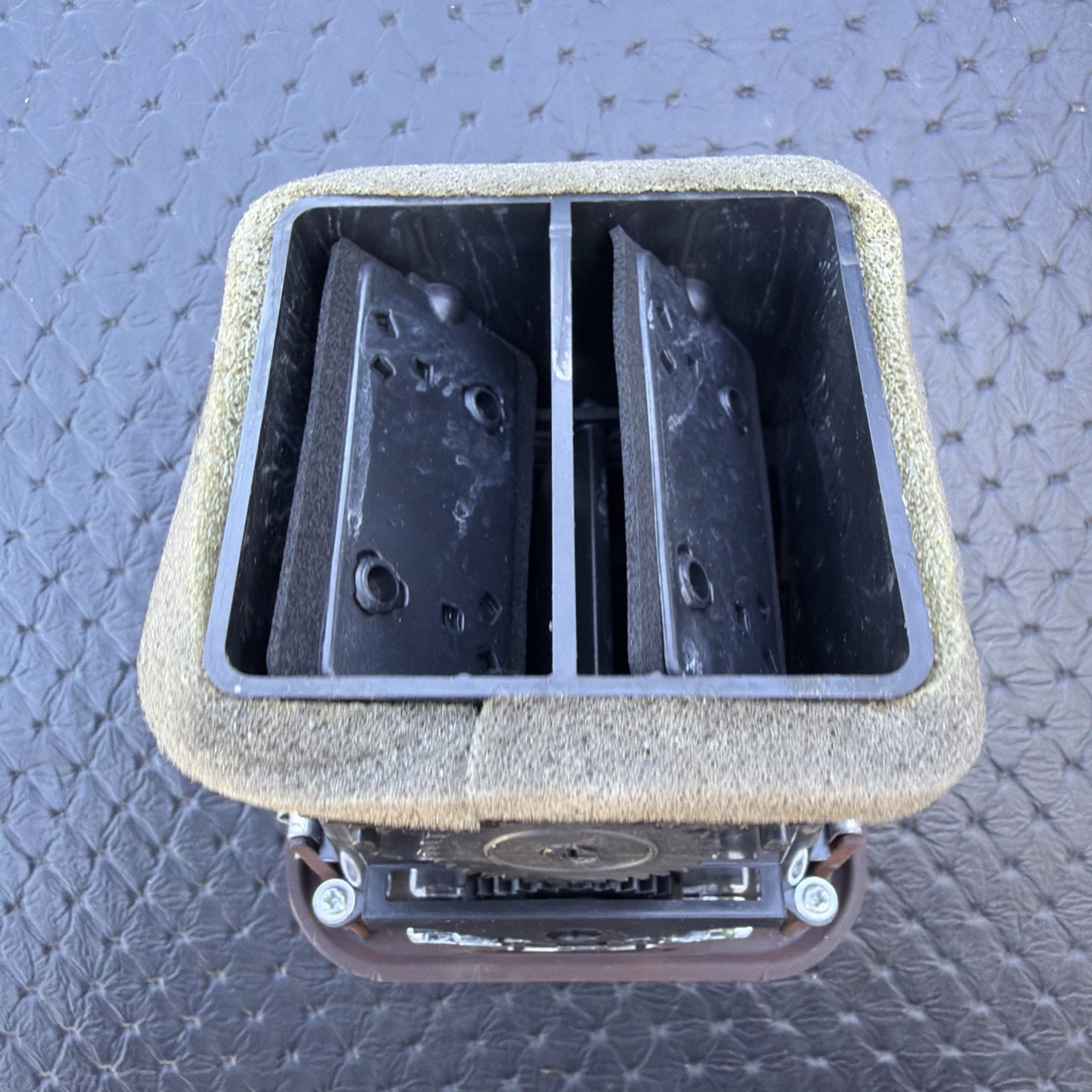 03-13 Maserati Quattroporte M139 Front Right or Left Console AC A/C Air Vent OEM