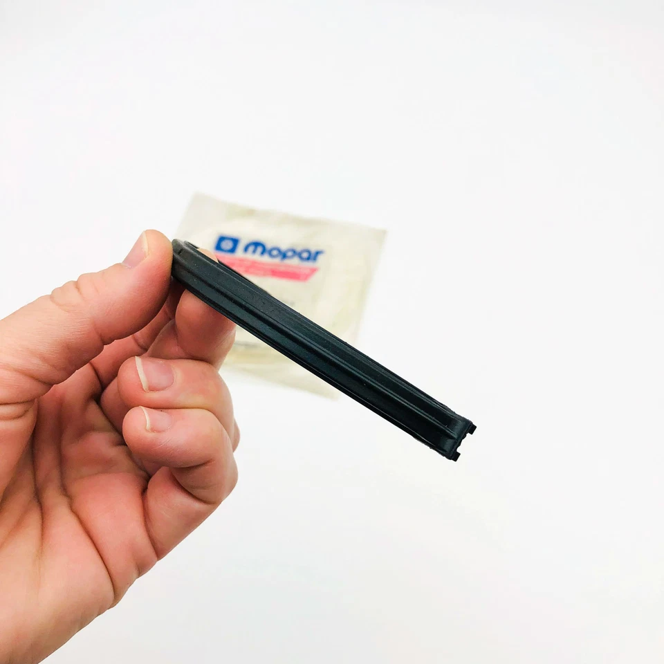 Mopar 3180414 Seal for Engine Oil Pan OEM NOS 81-86 Jeep Cher Wag J10 J20 Open Foto 2 de 4