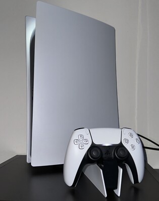 Sony PS5 Digital Edition + 3 Jahre Plus Garantie + Station zum Kabellosen Laden