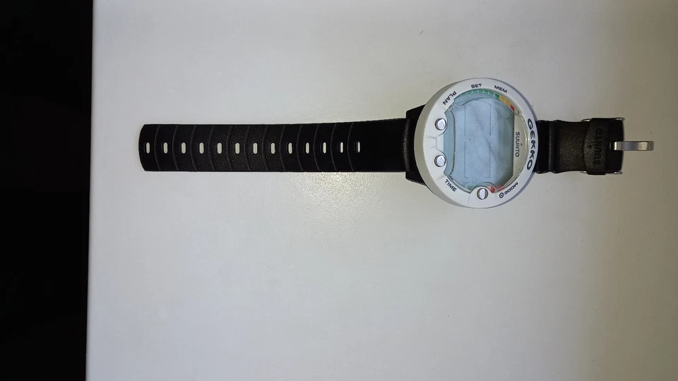 Suunto GEKKO Tauchcomputer weiß ( gebraucht aber gut erhalten)