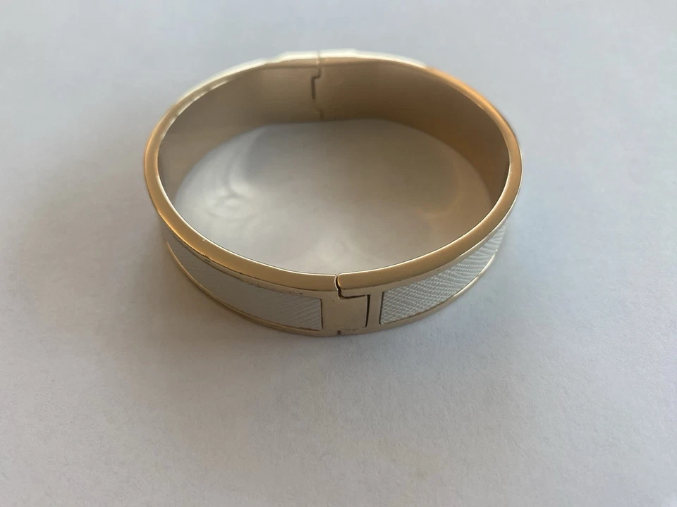 Brazalete con bisagras Kira blanco y dorado Tory Burch Foto 3 de 3