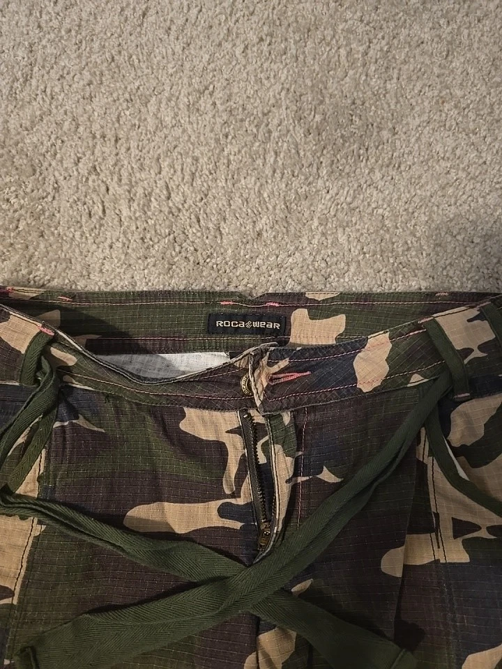 Pantalones Cortos Roca Wear Camuflaje Verde Tostado Rosa Costura Puño Envejecido 7 Foto 2 de 4