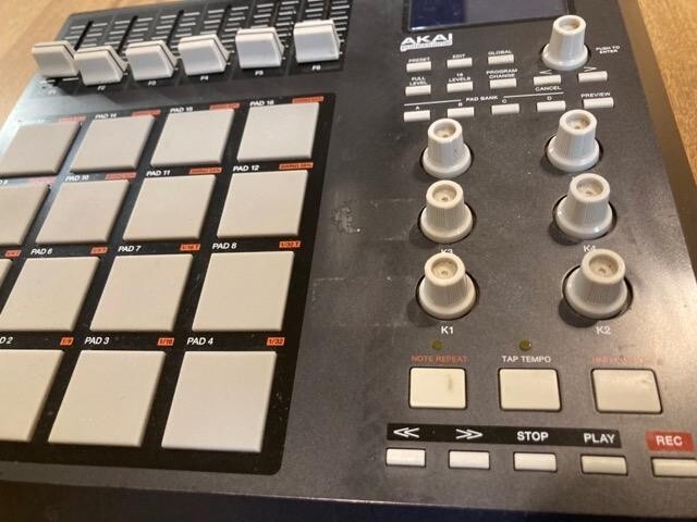 AKAI MPD26 USB/MIDI PAD コントローラー Amazon.com: AKAI Controlador de almohadilla USB/MIDI MPD26