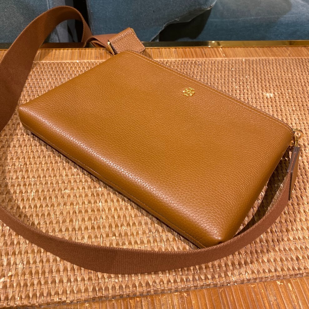 a商品 Amazon.com: Tory Burch 女款148314 Blake Swingpack 鵝卵石皮革