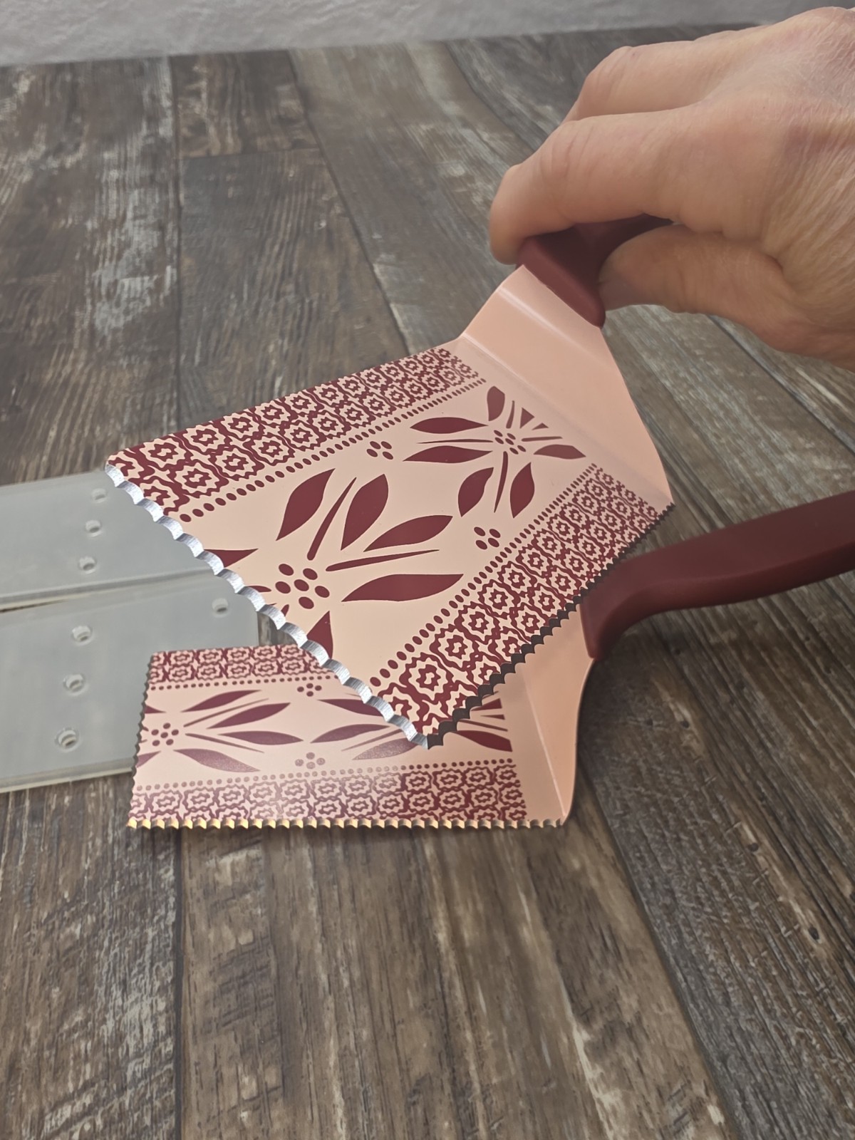 Temptations Spatula Old World Red Serrated Servers w/Cases SET OF 2 Cake Pie VGC