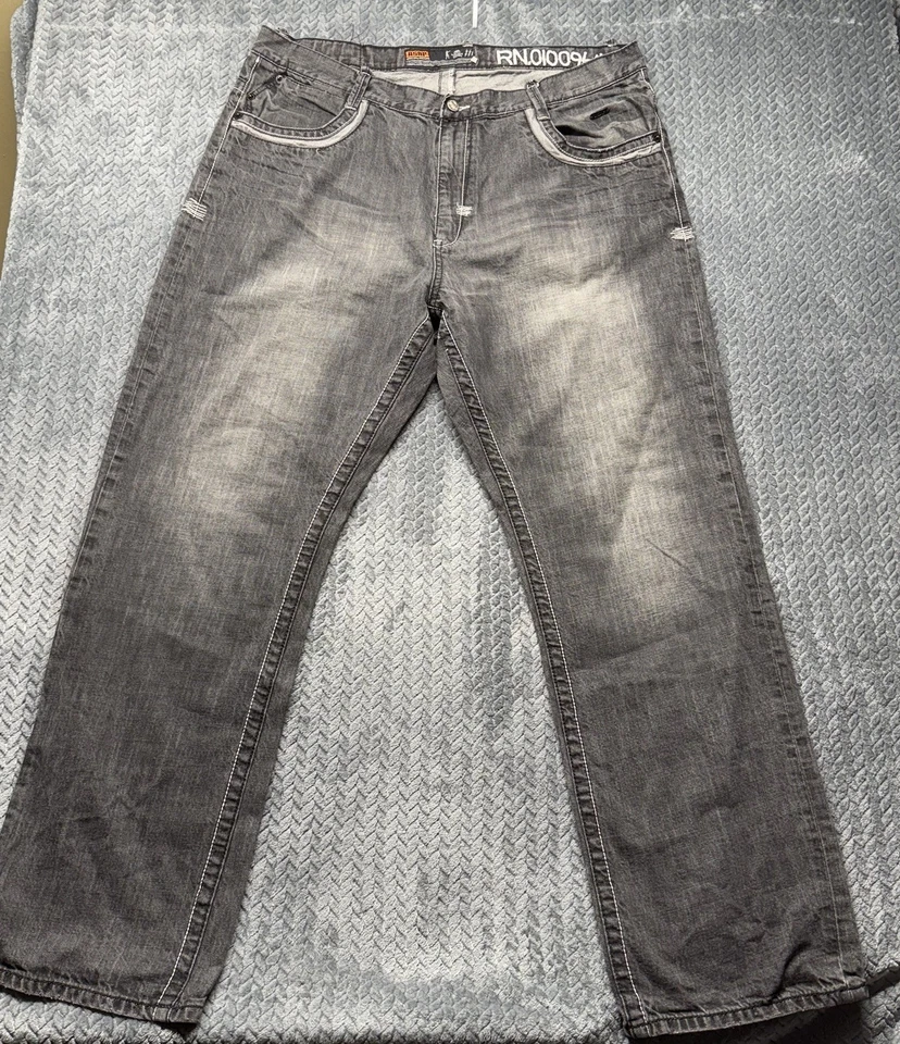 Jeans jeans Akademiks ASAP cinza desgastado 42 (40) bolsos gráficos enfeitados - Imagem 2 de 4