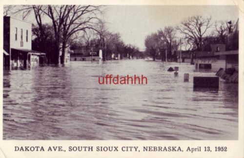 flooded DAKOTA AVE. SOUTH SIOUX CITY, NE. April 13, 1952 Photo by Walter E Beggs - Afbeelding 1 van 2