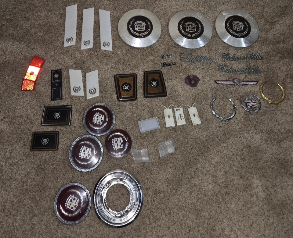 Lote de 33 adornos/emblemas vintage para capó Cadillac, tapas, Eldorado, cupé, deVille Foto 2 de 4