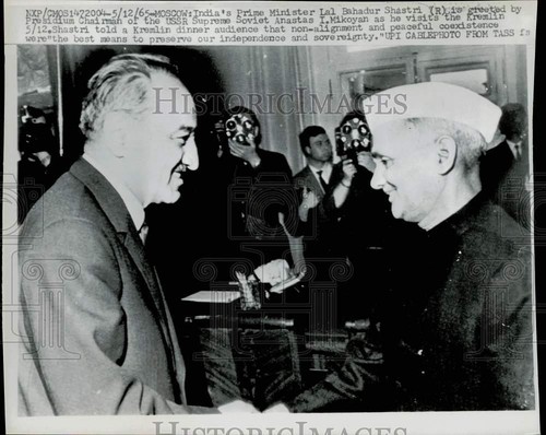 Photo de presse 1965 Premier ministre indien Shastri salue le président du présidum Mikoyan - Photo 1/2