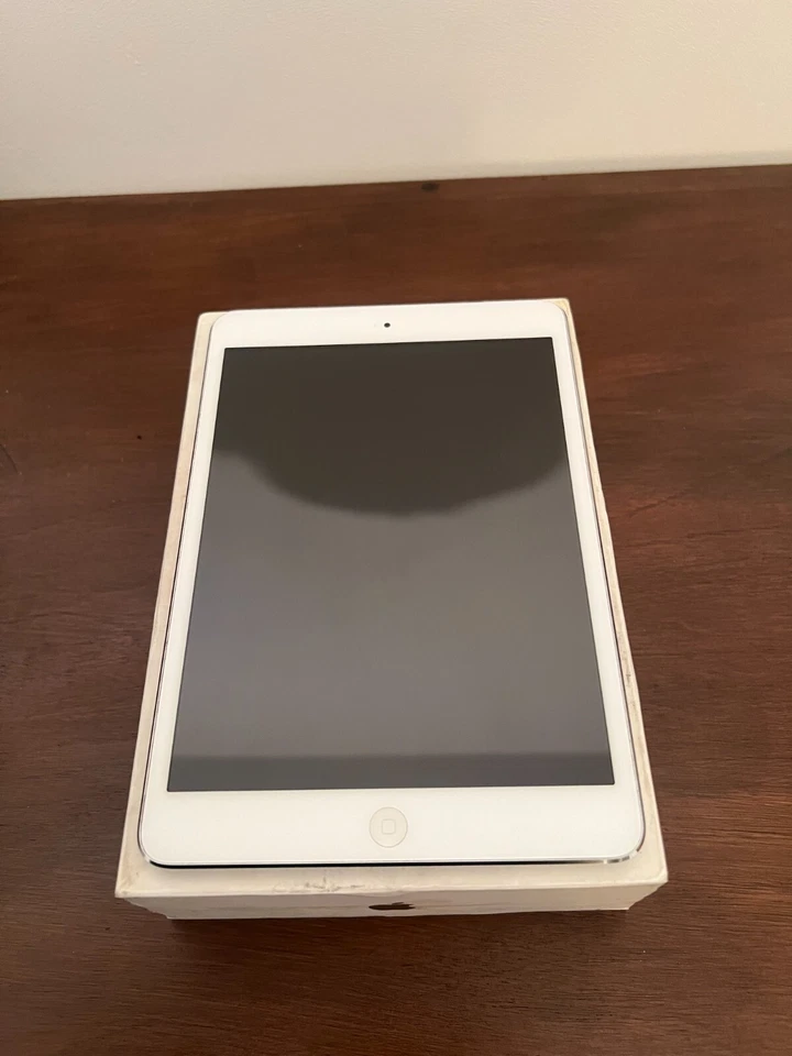 Apple iPad Mini 1st Generation White and Silver 32GB A1432 Wi-Fi Tablet 7.9’’ - Image 2 of 4