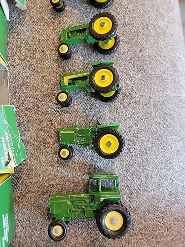 VINTAGE SEVEN JOHN DEERE MINIATURE TOY TRACTORS ERTL U.S.A. No. 593 - Picture 6 of 11