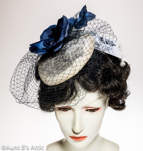 40's Era Bl & Ivory Fascinator Hat On A Headband Straw Like W/ Floral & Netting - Picture 2 of 3