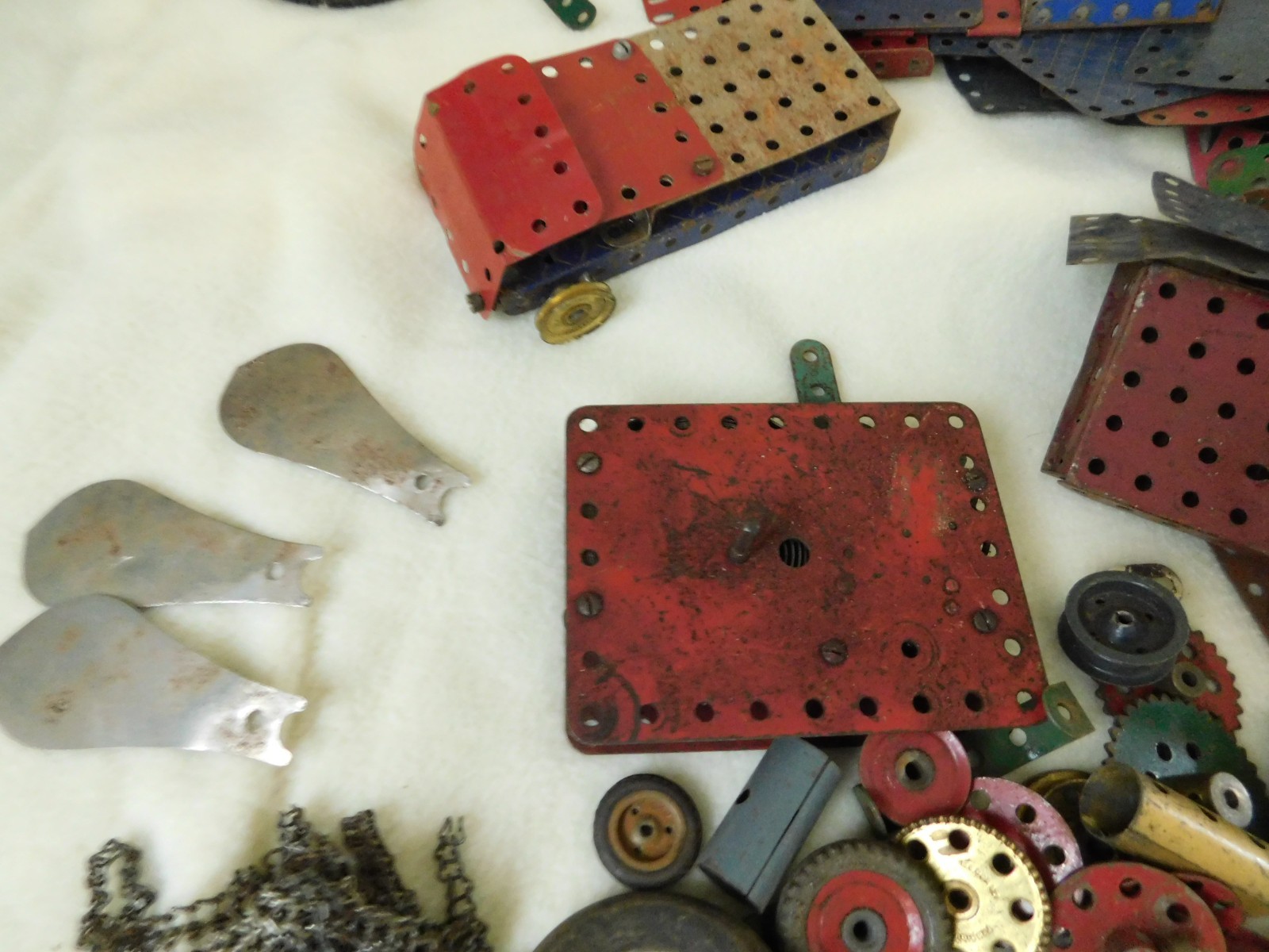 Vintage 18.5kg Meccano Joblot Spare Parts Wheels Cogs Screws Motor Plates etc