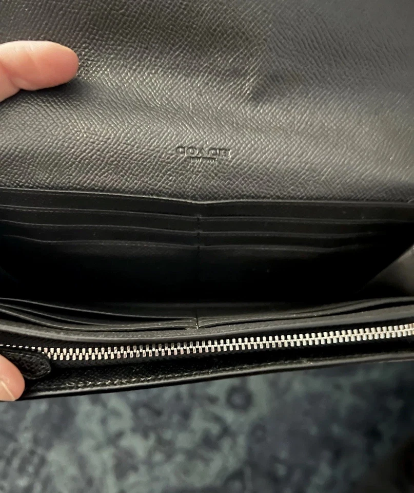 Cartera acordeón Coach negra con brillo estrellado (con bolsillos) Foto 3 de 4