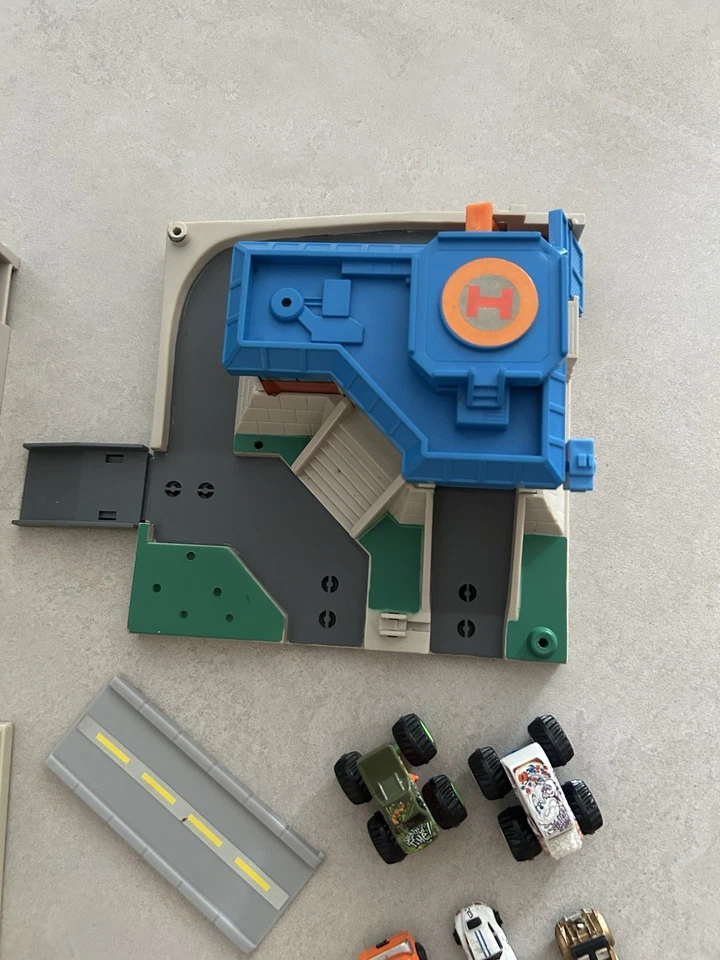 MICRO MACHINES GALOOB Lotto 7 Macchinine Mini Car + 3 Edifici - Vintage - Immagine 3 di 4