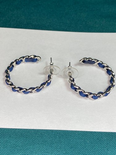 Pendientes de aro tono azul marino y plata cinta roscada a través de cadena perforada en metal - Imagen 7 de 13